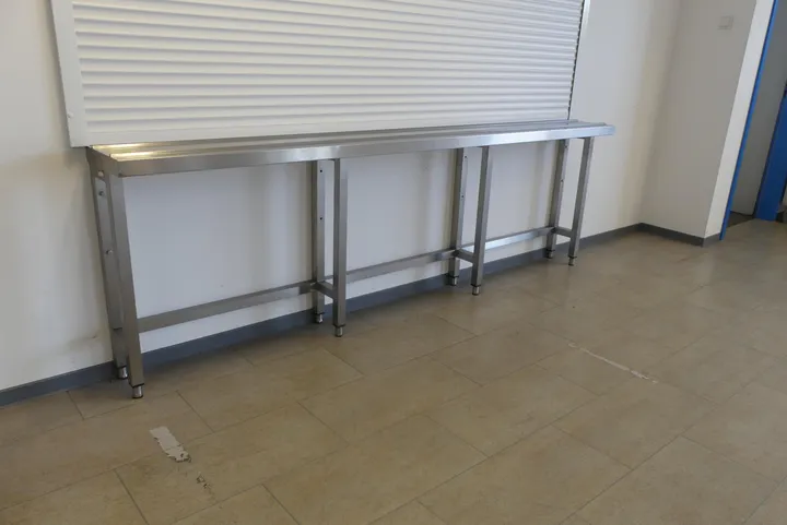 Edelstahltisch, ohne Inhalt Maße in cm ca. 260 x 32